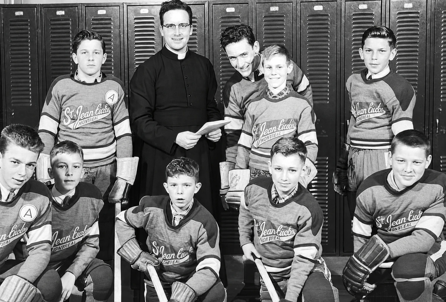 Squadra di hockey Bantam con l’allenatore Robert Thibodeau