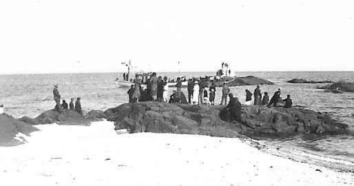 Des familles réunies sur les rochers au bord de la mer