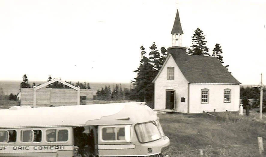Autobus stationné devant la chapelle des Îlets de Jérémie