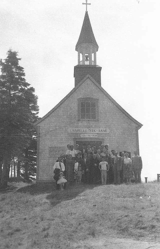 La cappella Sainte-Anne et un groupe de paroissiens devant l’entrée