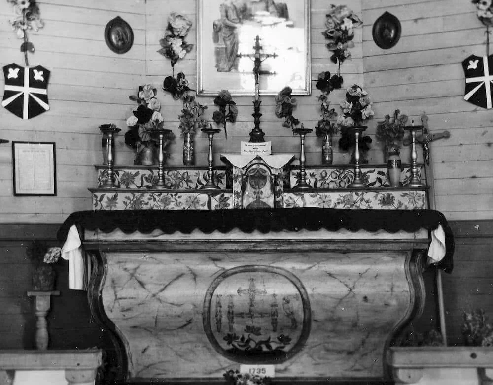 Autel fleuri de la chapelle pour la fête de Sainte-Anne