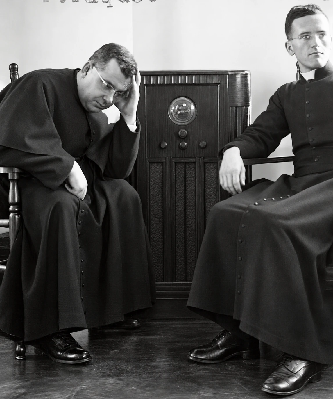 Padri Paquet e Babin ascoltano le notizie della guerra nel 1940
