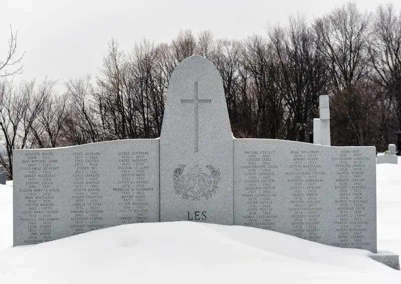 Monumento degli Eudisti nel cimitero di Belmont, lato posteriore