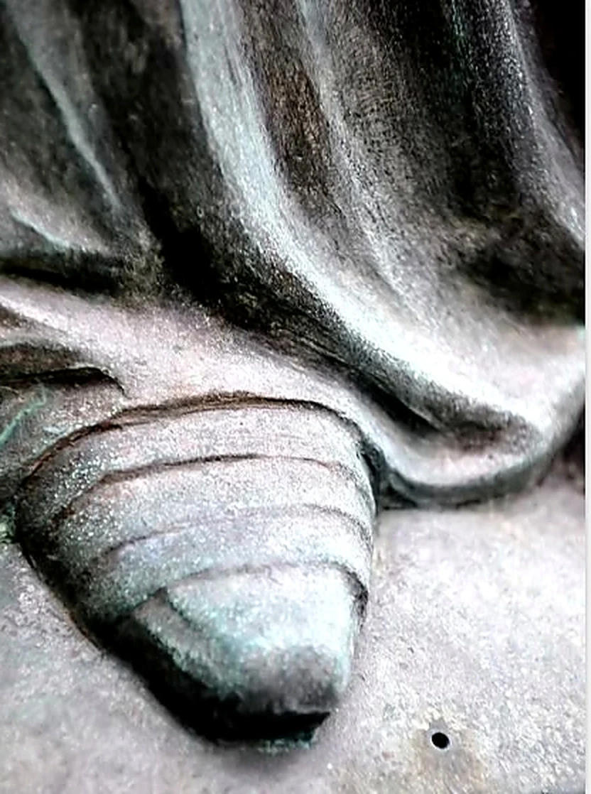 Particolare di un piede della statua sotto il panneggio