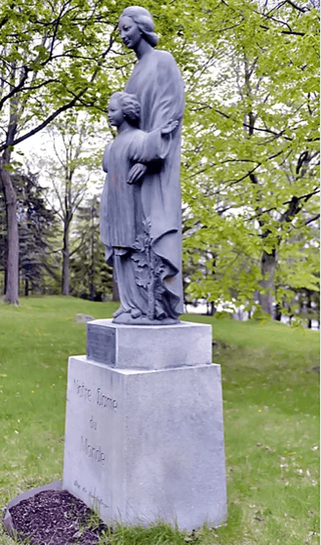Veduta laterale della statua e del piedistallo