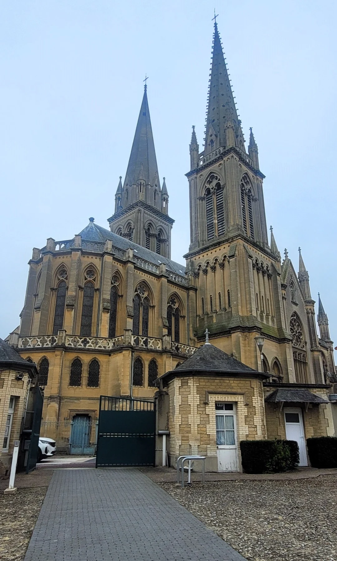 La basilica di Notre-Dame de la Délivrande a Douvres-la-Délivrande, con le sue due guglie gotiche