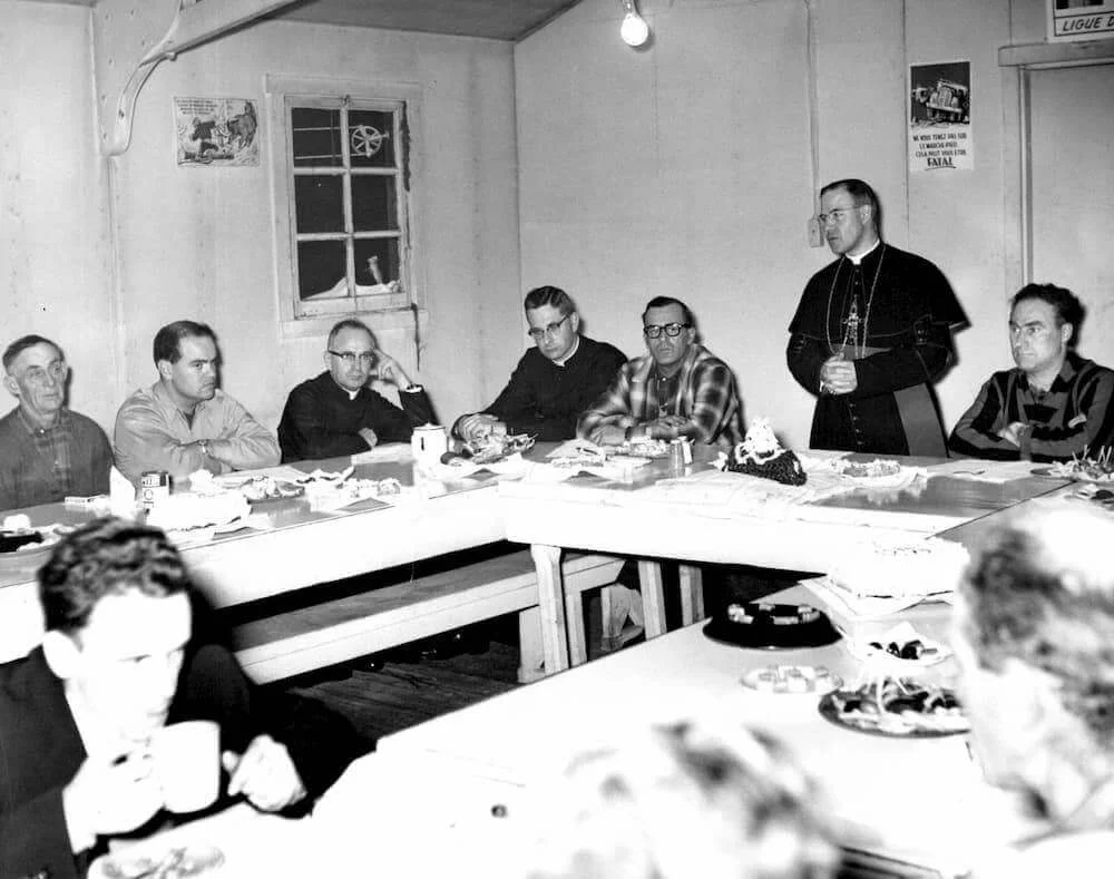 Mons. Couturier partecipa a un incontro attorno al tavolo
